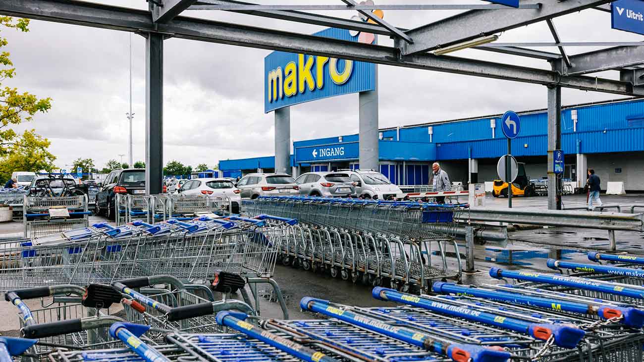 ¿Existen oportunidades de crecimiento profesional en Makro? Sí, en Makro valoramos el crecimiento profesional de nuestros empleados. Ofrecemos programas de capacitación y desarrollo para ayudarte a mejorar tus habilidades y avanzar en tu carrera. También tenemos programas de mentoría y oportunidades de ascenso dentro de la empresa. ¿Dónde puedo encontrar las ofertas especiales y promociones de Makro? Puedes encontrar nuestras ofertas especiales y promociones en nuestra página web oficial. Visita la sección de ofertas o suscríbete a nuestro boletín informativo para recibir actualizaciones sobre las mejores ofertas y descuentos. ¿En qué categorías de productos puedo encontrar en Makro? En Makro, ofrecemos una amplia variedad de productos en categorías como alimentos, bebidas, artículos para el hogar, electrónica y más. Puedes explorar nuestras diferentes secciones en nuestras tiendas físicas o realizar compras en línea para mayor comodidad. ¿Cómo puedo acceder a los descuentos exclusivos en el supermercado de Makro? Para acceder a los descuentos exclusivos en nuestro supermercado, simplemente tienes que hacerte socio de Makro. Puedes solicitar una tarjeta de socio en nuestra tienda física o en línea. Con la tarjeta de socio, podrás disfrutar de precios especiales y descuentos en una amplia gama de productos.